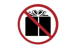 Минтруд напомнил чиновникам о запрете дарить и принимать подарки