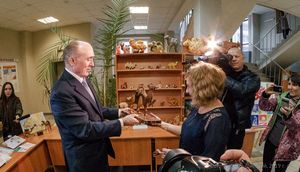 Губернатор подарил снежинскому педагогу символ Челябинской области
