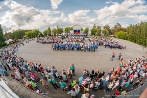 В День России и День города снежинцы хором в 400 голосов исполнили гимн страны