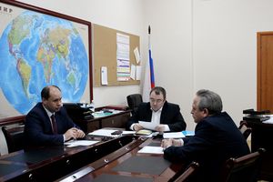 Первый заместитель губернатора Челябинской области и директор областного филиала Почты России обсудили вопрос повышения заработных плат работникам