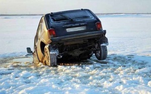 Что делать, если автомобиль провалился под лед?