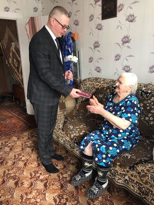 Ветеранам вручают медали к 75-летию Победы