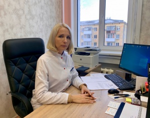 С начала 2023 года обязанности руководителя городской поликлиники легли на хрупкие женские плечи Оксаны Черняковой