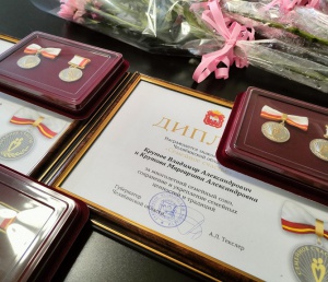 Сегодня, в преддверье праздника День семьи, любви и верности в администрации были вручены знаки отличия Челябинской области «Семейное счастье», учреждённых в Год семьи губернатором Челябинской 
области Алексеем Текслером.