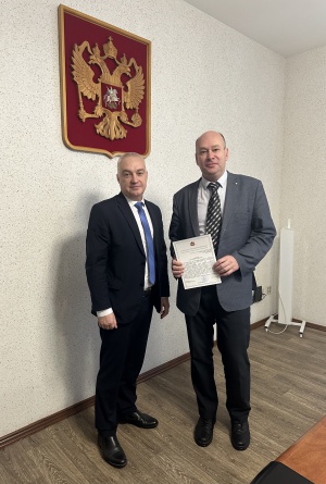 За добросовестный труд и вклад в развитие избирательной системы Челябинской области, 
благодарственным письмом Губернатора Челябинской области награжден член Территориальной 
избирательной комиссии города Снежинска, Коляда Владислав Владимирович.