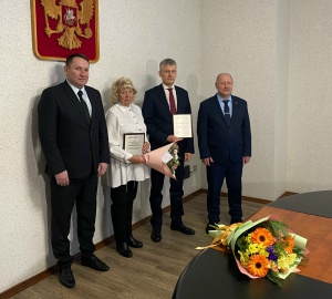 Татьяна Ильичева и Роман Баржак награждены благодарностью первого заместителя председателя Федерации водных видов спорта России, прославленного четырехкратного олимпийского чемпиона Владимира
Сальникова