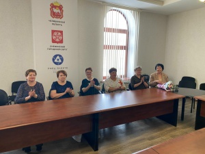 В канун Международного женского дня Депутат Законодательного Собрания Челябинской области VIII созыва Алексей Ремезов и начальник Управления образования 
Марина Александрова поздравили работников системы образования