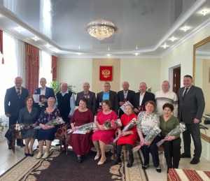 Внуки, смотрите, гордитесь! Им выпало счастье!