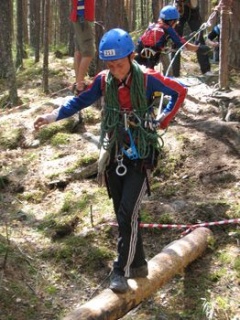 С дистанцией справились